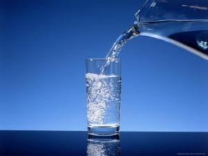 Makan Sambil Minum Air Putih Bikin Orang Bijak Pilih 