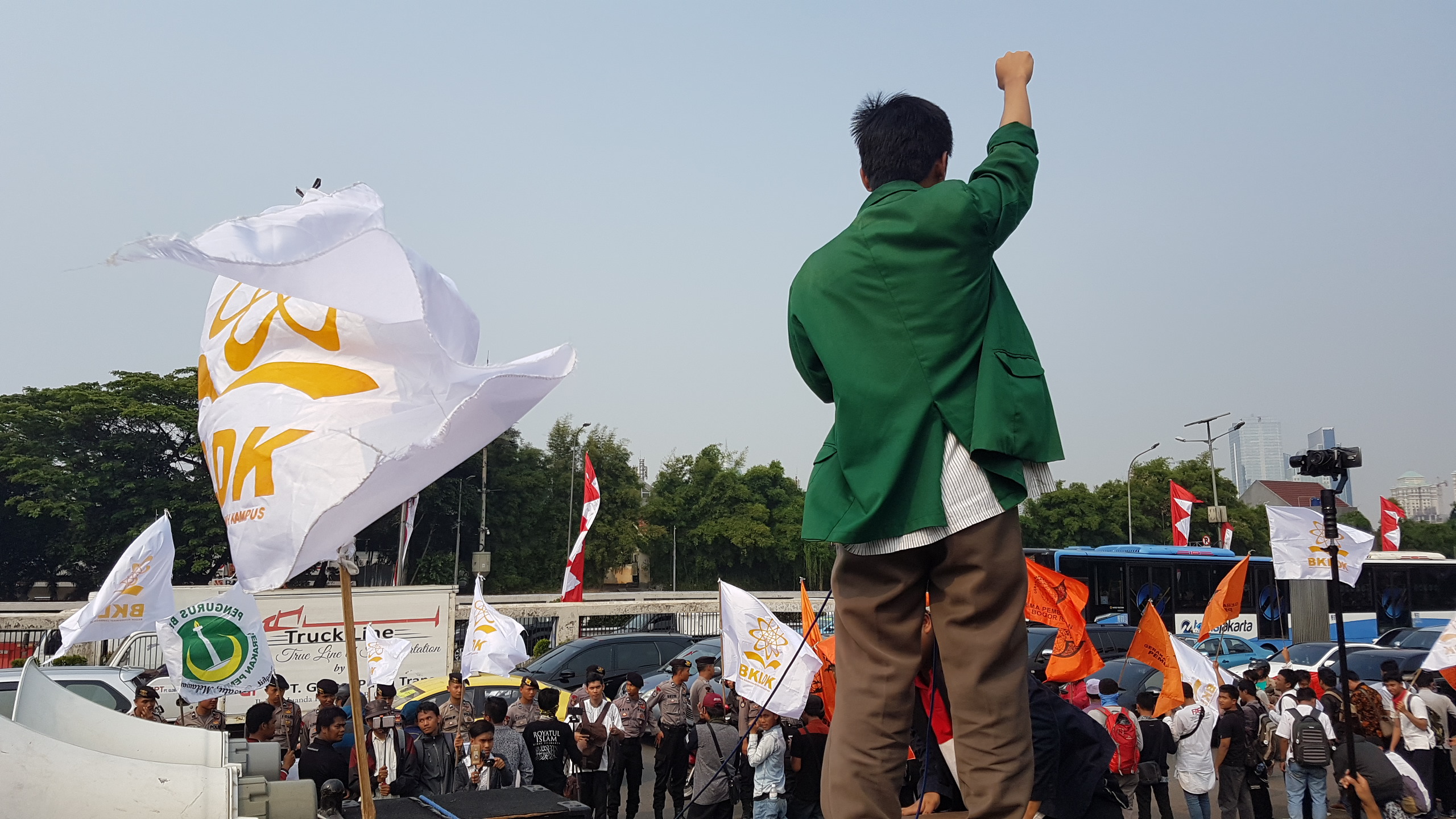 Ratusan Pemuda dan Mahasiswa Demo  ke DPR Protes Perppu 